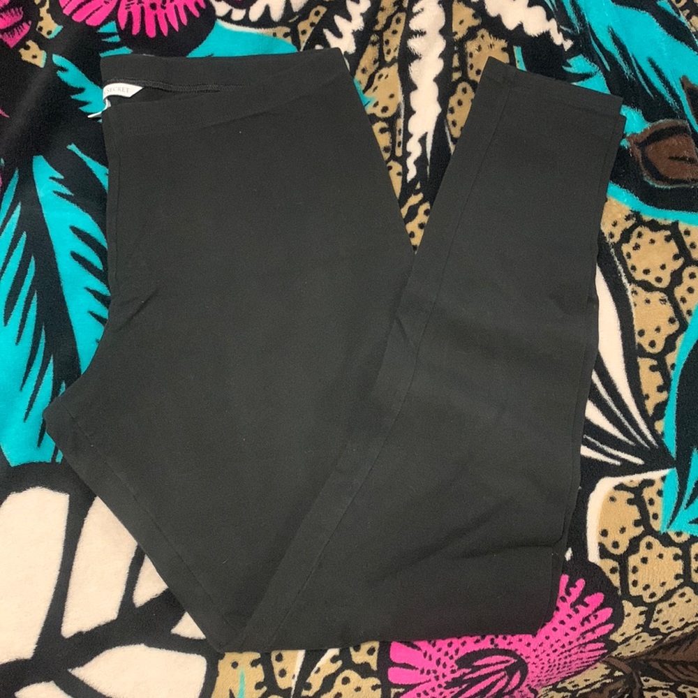 Black Victoria secret leggings.